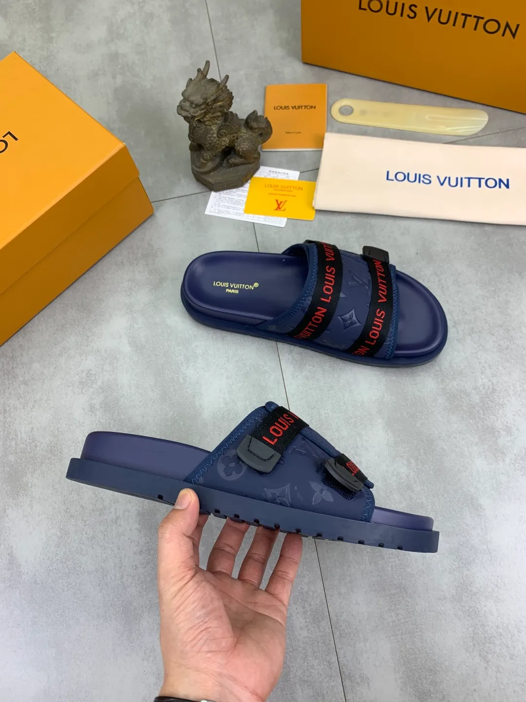 Men's shoes 💰P320💰【New style】🆘 Original quality 【LOUIS VUITTON】The popular Louis Vuitton LV men's slippers on the official website are on sale simultaneously! Original fabric imported from Italy, original factory special supply, code number: 38-44 (45 customized), many colors available
